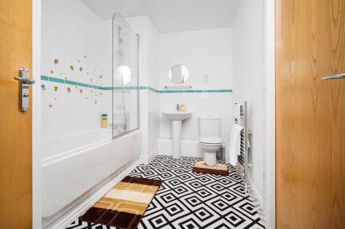 a bathroom with a toilet and a sink at Spacious 4-bedroom House in Birmingham near city centre with Parking and ideal for families and groups in Birmingham