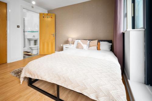 a bedroom with a large bed in a room at Spacious 4-bedroom House in Birmingham near city centre with Parking and ideal for families and groups in Birmingham