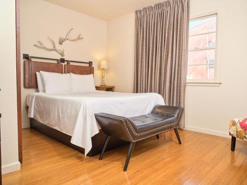 una camera con un letto, una sedia e una finestra di The Crest Motel a Sterling