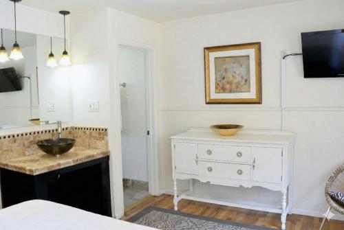 bagno con lavandino e cassettiera bianca di The Crest Motel a Sterling