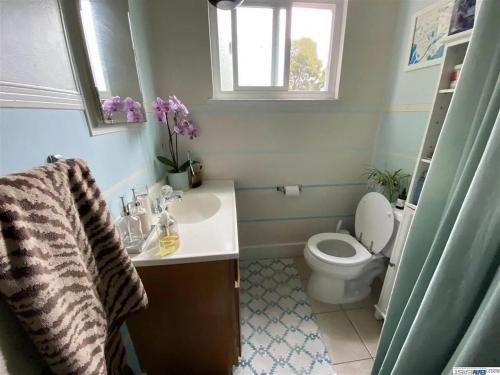 un baño con inodoro y lavabo en Modern City View at Lake Merritt - Garden, en Oakland