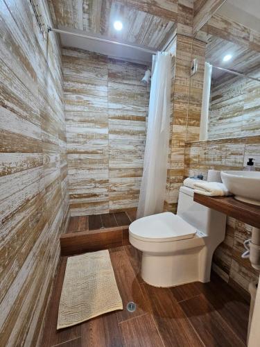 a bathroom with a toilet and a sink at Hospedaje en Pimentel, playa in Pimentel