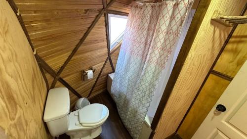 un piccolo bagno con servizi igienici e finestra di Domo Buena Vista 