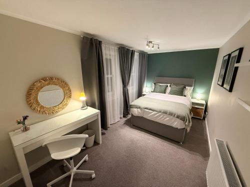 Ένα ή περισσότερα κρεβάτια σε δωμάτιο στο Allt Mor Retreat with Hot Tub