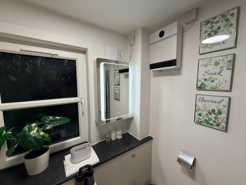 Ένα μπάνιο στο Allt Mor Retreat with Hot Tub