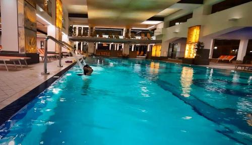 una persona jugando en una piscina en Ferienhaus Wagner, en Bad Ischl