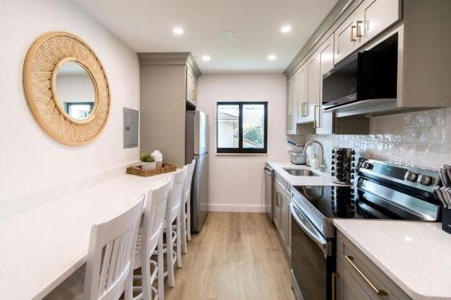 een keuken met een aanrecht en een spiegel aan de muur bij 400 South - Unit H in Cocoa Beach