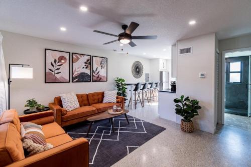 een woonkamer met een bank en een tafel bij Full complex 8 Separate 2 bedroom 1 bath units in Cocoa Beach