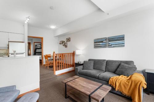 Χώρος καθιστικού στο Alpenglow Lodge Family & Work Retreat by MVA