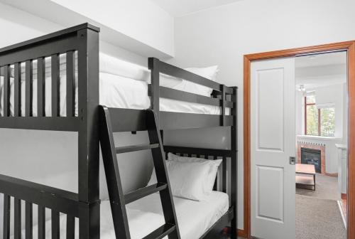 Ένα ή περισσότερα κρεβάτια σε δωμάτιο στο Alpenglow Lodge Family & Work Retreat by MVA