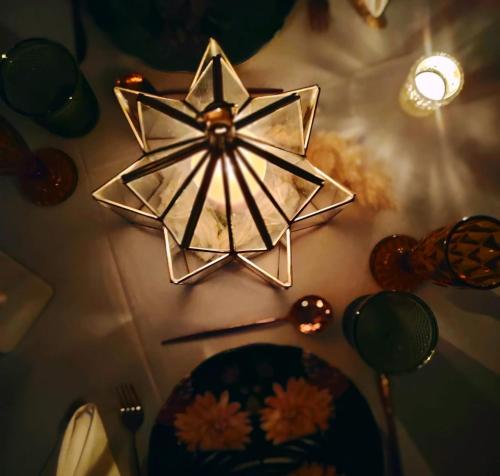 uma decoração em forma de estrela sobre uma mesa com um prato em DAR AURORA em Marraquexe