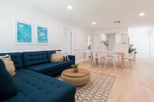 Гостиная зона в THE JUNI 2BR Surf Paradise in Heart of Cocoa Beach