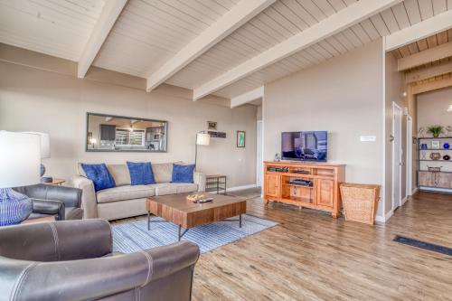 a living room with a couch and a tv at Sea-Esta in Lincoln City