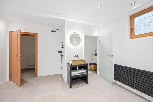 ein Badezimmer mit Dusche und Waschbecken in der Unterkunft Moderne Ferienwohnung mit Bergblick und großer Terrasse nahe Simssee, Chiemsee und Autobahn A8 Salzburg - München in Rohrdorf