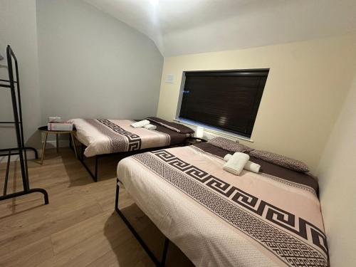 Postel nebo postele na pokoji v ubytování Spacious 3BR Home - Pool Table - Games - Sleeps 9