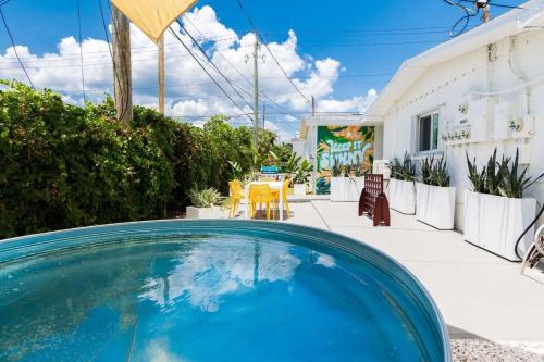 Бассейн в THE JUNI - Studio Steps From Beach & Downtown или поблизости