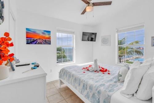 Ένα ή περισσότερα κρεβάτια σε δωμάτιο στο Paradise Found! Amazing view with dock and kayaks!