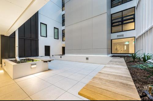 صورة لـ VC Skytower view With Swimming pools & Suna Retreat في أوكلاند