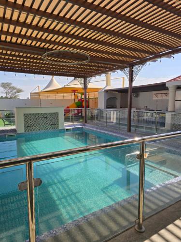 una piscina sul tetto di un edificio di Algharam resort a Ḩaḑīb