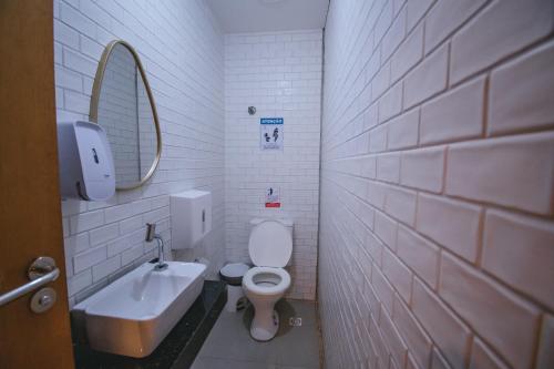 a bathroom with a toilet and a sink at Condomínio encantador com piscina in Ipojuca