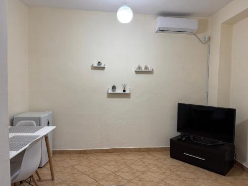 TV a/nebo společenská místnost v ubytování Tirana central guestroom