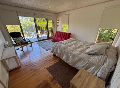 una camera da letto con un letto grande e un soggiorno di Casa Lodge Campo La Tranquilidad a El Convento