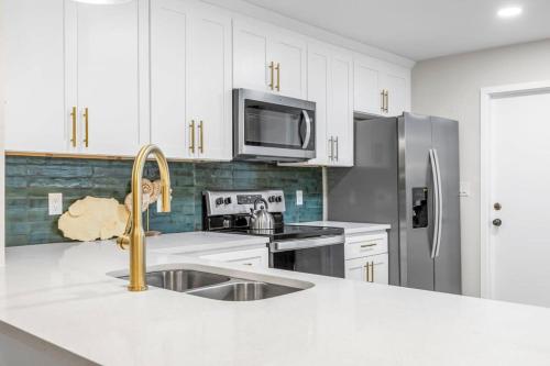 Кухня или мини-кухня в Coastal Retreat near the Beach
