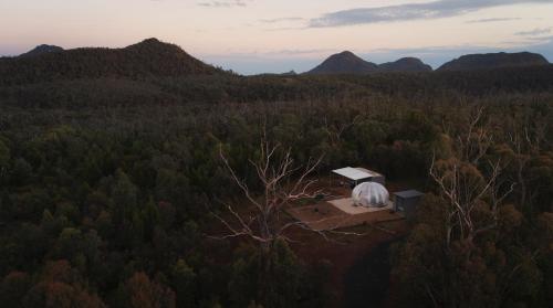 Una vista aérea de una capilla en medio de un bosque. en Bubble Hotel, en Coonabarabran