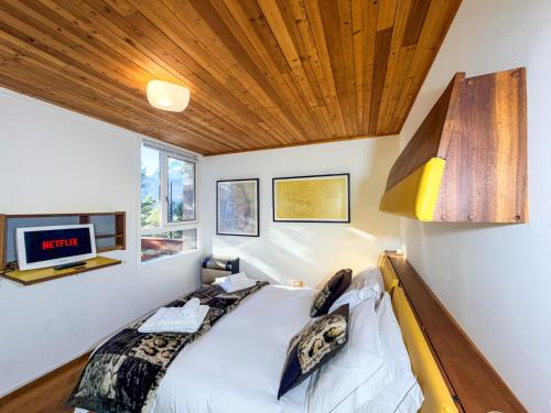 Ένα ή περισσότερα κρεβάτια σε δωμάτιο στο Chalet Auralpina near Cortina Olympics Games 2026