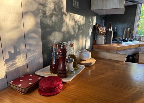 un bancone della cucina con un vassoio con bottiglie sopra di Casa Lodge Campo La Tranquilidad a El Convento