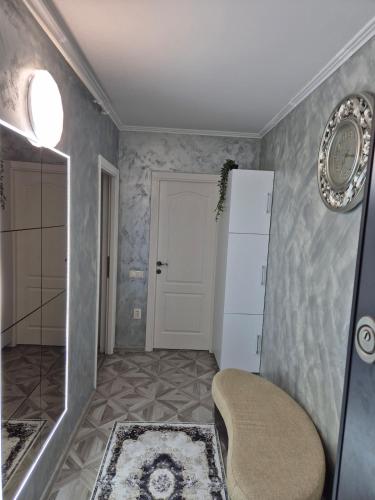 a room with a refrigerator and a chair in it at studiou central in Târgu Jiu