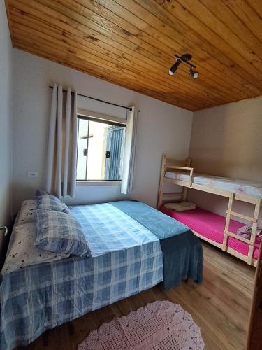 a bedroom with a bed and a window at Refúgio dos Sonhos in Gonçalves