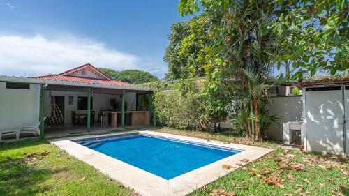 坦波Pura Vida Villa! Beachfront Golf and Country Club Los Delfines 24 hours security的院子里的游泳池