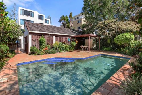 卡伦德拉Eastbourne U6 80 Esplanade Golden Beach的院子里的游泳池