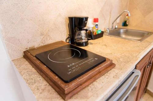 Santuario 71 Lofts and apartments في غواناخواتو: جلسة لوحة تقطيع فوق طاولة مطبخ