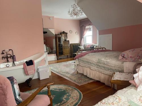 穆斯乔 瓦卡莫夫高地住宿加早餐酒店的一间卧室设有两张床和盥洗盆