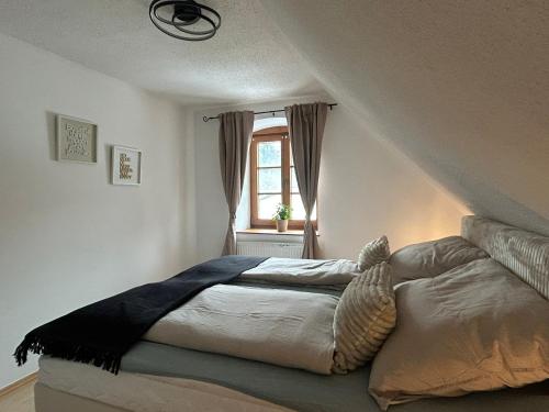un letto in una stanza con una finestra di Faraway Homes Studios Bad Leonfelden a Haid