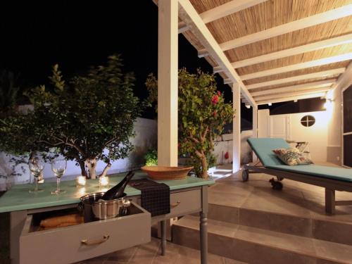 un patio con una mesa y algunas plantas en Il Giardino di Angelo, en Cava dʼAliga