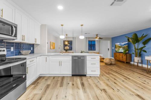 Кухня или мини-кухня в Coastal Oasis - Unique 2BR Beach Bungalow
