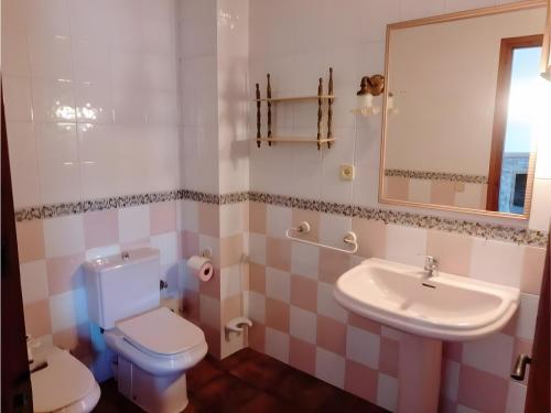 un bagno con un water e un lavandino di Casa rural de estilo rústico a Bonastre