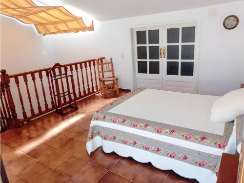 una camera con un letto in una stanza con scale di Casa rural de estilo rústico a Bonastre