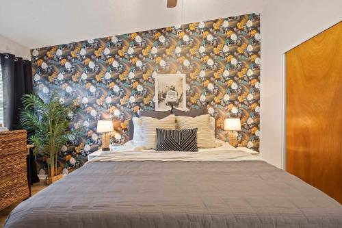 Кровать или кровати в номере Cocoa Beach 3BR Retreat w Hot Tub & Patio