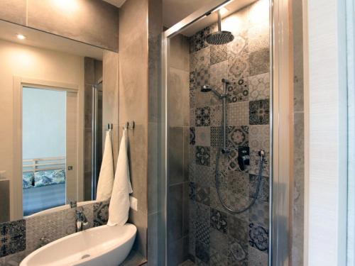 卡瓦德阿里伽Il Giardino di Margherita的带水槽和淋浴的浴室