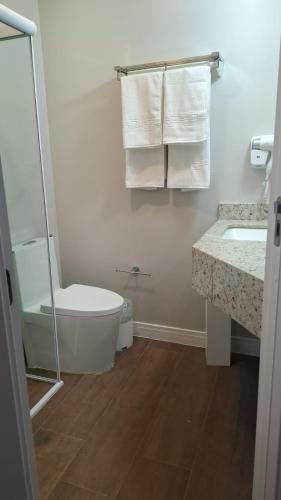 Un baño con bañera, inodoro y lavabo. en Hotel C jaguariuna, en Jaguariúna