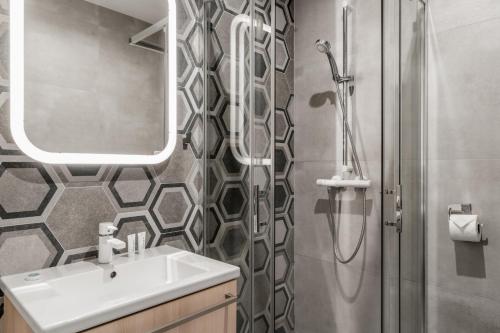 a bathroom with a sink and a shower at Aquapark Reda Resort - jedyne noclegi w Aquaparku Reda in Reda