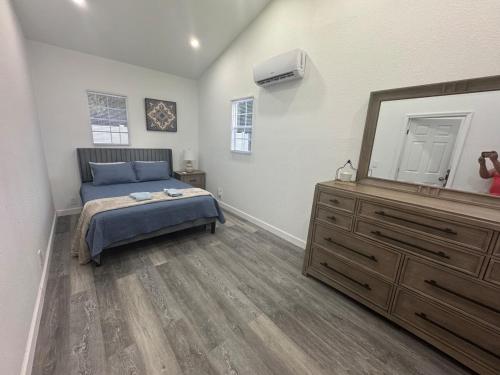 Ένα ή περισσότερα κρεβάτια σε δωμάτιο στο Trendy cozy unit near Spring