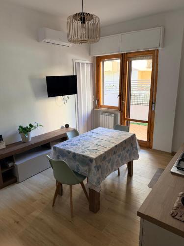 滨海弗兰卡维拉La DA MA Shila Winter Escape的一间带桌椅和电视的餐厅