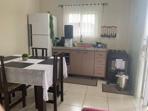 Køkken eller tekøkken på Linda Casa em Condomínio próximo ao mar