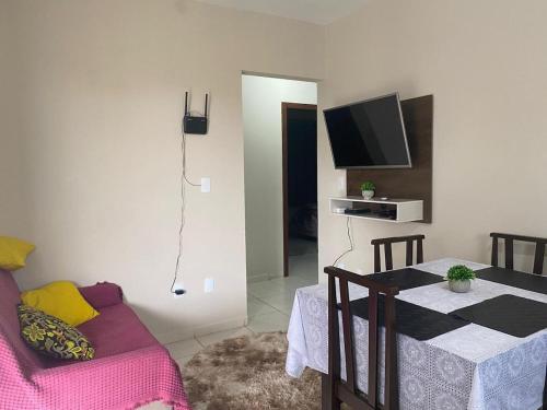 Et tv og/eller underholdning på Linda Casa em Condomínio próximo ao mar