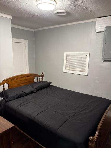 Giường trong phòng chung tại Cute Cottage